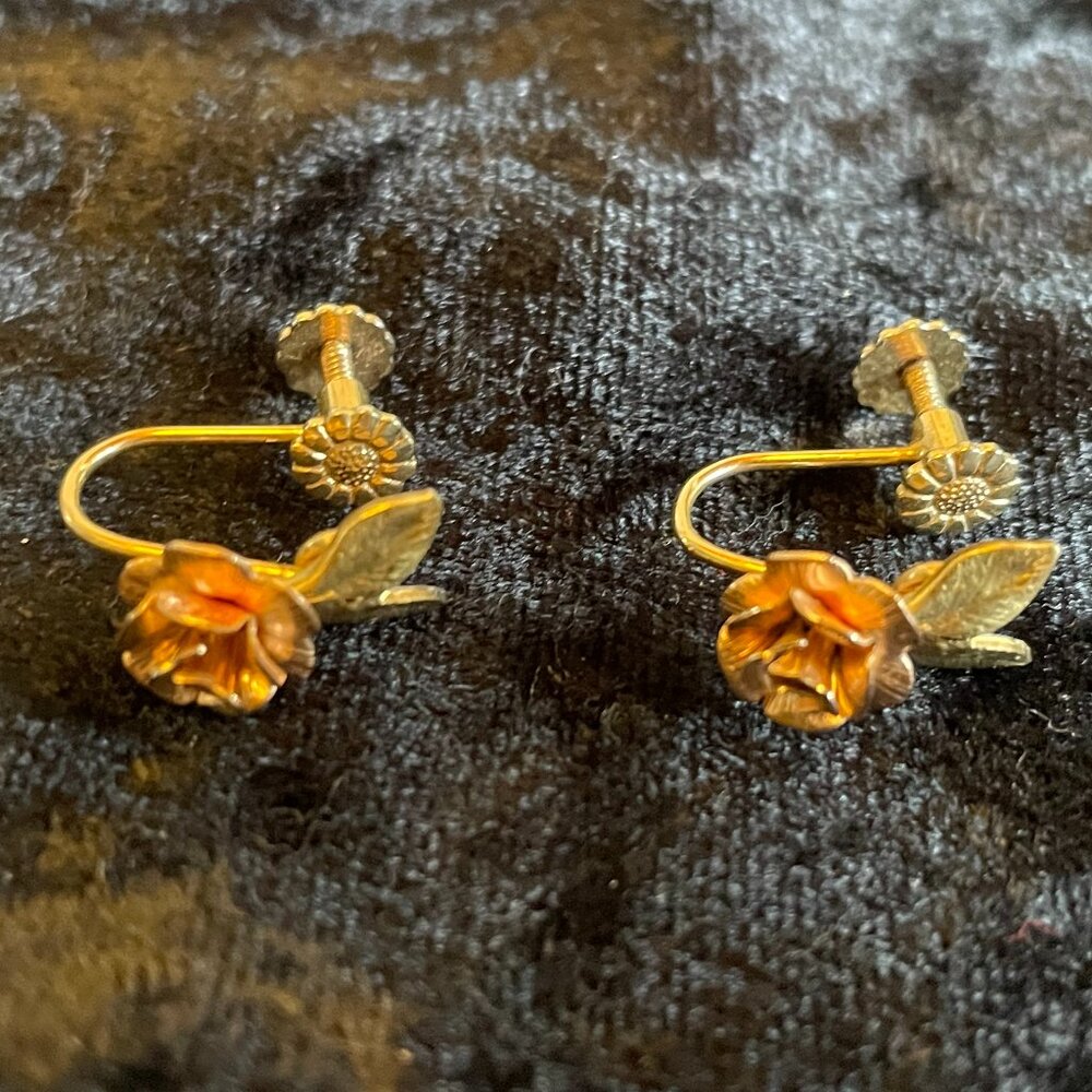 Vintage Krementz screw post rose earrings in tri-color gold costume earrings - Picture 2 of 4